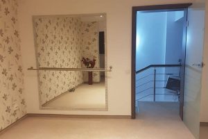 Curatenie oglinda podea pardoseala gresie apartament duplex interior impecabil Bucuresti echipa de profesionisti Romania